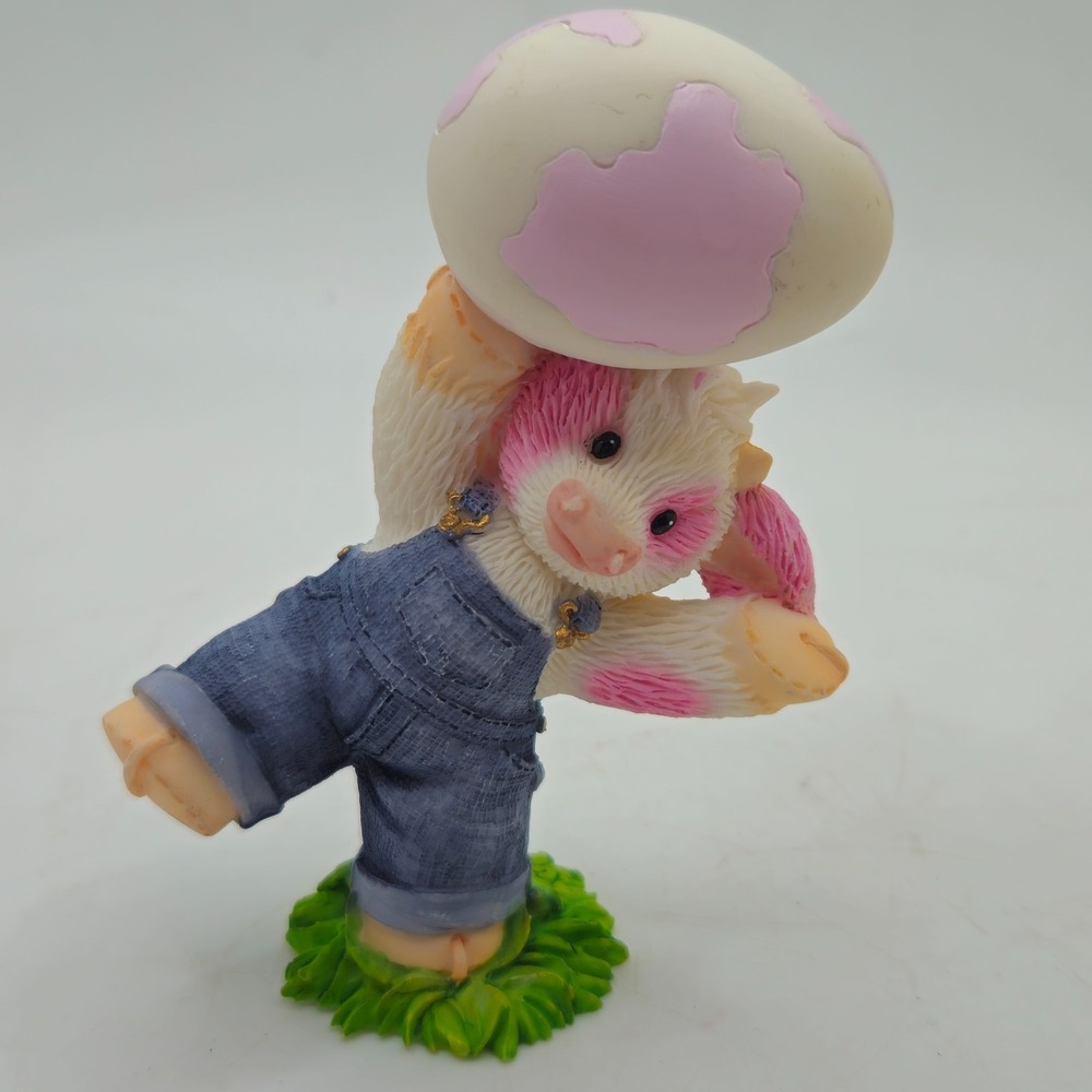 Mary's Moo Moos Cow Figurine Balancing Egg 2000 Enesco